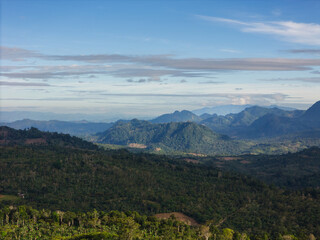 Obraz premium Scenic mountain range under clear blue sky on sunny day in rural landscape