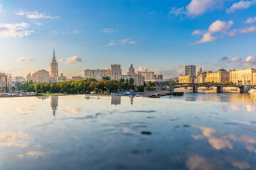 Obraz premium Panoramic view Borodinsky bridge, river Moscow, old buildings and high towers. View of the Borodinsky Bridge and the embankment in Moscow