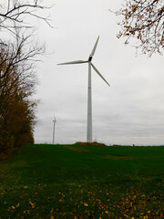 Obraz premium Windkraftanlage auf den Feld zur Energiegewinnung 