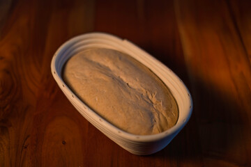 Aufnahme von Sauerteig in einem Gärkorb, zum Sauerteigbrot backen.