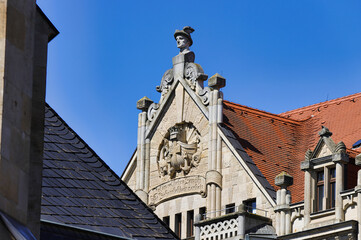 Leipzig, Ziergiebel eines historischen Gebäudes am Thomaskirchhof mit einer Hermes-Büste