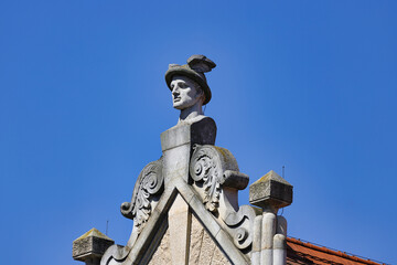 Leipzig, Dreiecksgiebel eines historischen Gebäudes am Thomaskirchhof mit einer Hermes-Büste