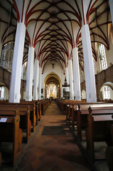 Fototapeta premium Leipzig, Kirchenschiff der Thomaskirche mit Säulen und Netzrippengewölbe 