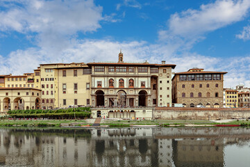 Naklejka premium The Uffizi Gallery in medieval Florence showcasing Renaissance architecture and cultural heritage
