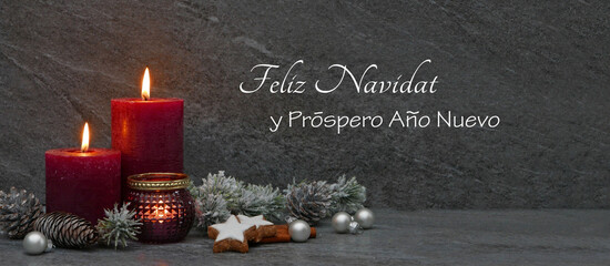 Tarjeta navideña: velas con adornos navideños y el texto Feliz Navidad y Próspero Año Nuevo.