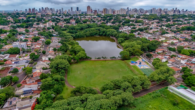 Parque Alfredo Werner Nyffeller (burac&atilde;o), Maring&aacute;, Paran&aacute;! Uma vista a&eacute;rea do parque, o contraste do verde com a cidade.