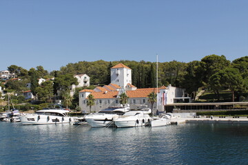 Zatoka pełna łódek i jachtów w Chorwacji © Kinga Domaradzka