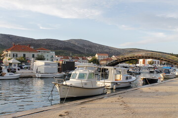Łódki na tle gór w Trogirze © Kinga Domaradzka