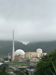 Vista panoramica vertical da Usina Nuclear de Angra dos Reis no Rio de Janeiro