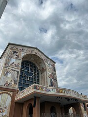 Close do Santuario Nacional de Aparecida com o novo mosaico que simboliza passagens da vida de Jesus