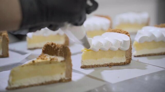 Colocacion de merengue con manga al lemon pie