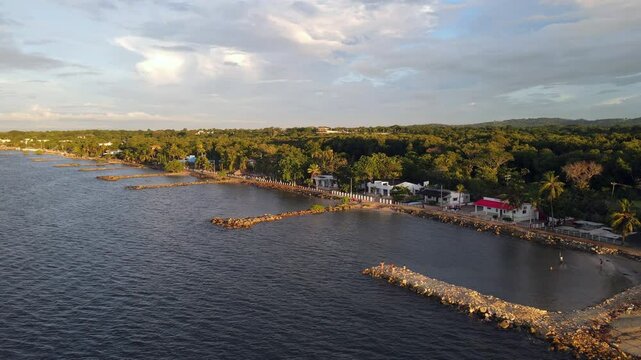 Video a&eacute;reo realizado con drone durante un hermoso atardecer en Playa Blanca, Municipio de San Antero, Cordoba, Colombia.