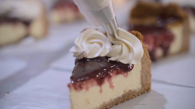 Detalle de decoracion de una tarta con crema