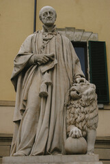 Statue of man and lion in front of a church in Italy.
