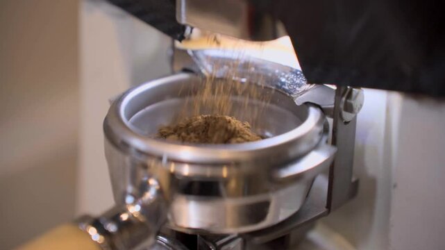 Molino de caf&eacute; automatico preparando carga de un portafiltro