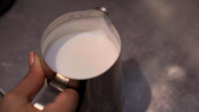 Preparaci&oacute;n de leche en jarro de cafeteria