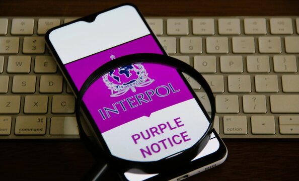 Interpol Purple Notice - Um Aviso Roxo da Interpol &eacute; um alerta internacional que solicita ou fornece informa&ccedil;&otilde;es sobre criminosos, seus m&eacute;todos e t&aacute;ticas de oculta&ccedil;&atilde;o.