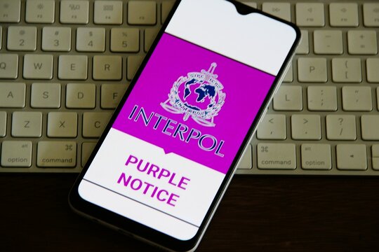 Interpol Purple Notice - Um Aviso Roxo da Interpol &eacute; um alerta internacional que solicita ou fornece informa&ccedil;&otilde;es sobre criminosos, seus m&eacute;todos e t&aacute;ticas de oculta&ccedil;&atilde;o.
