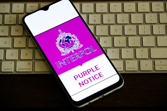Interpol Purple Notice - Um Aviso Roxo da Interpol &eacute; um alerta internacional que solicita ou fornece informa&ccedil;&otilde;es sobre criminosos, seus m&eacute;todos e t&aacute;ticas de oculta&ccedil;&atilde;o.