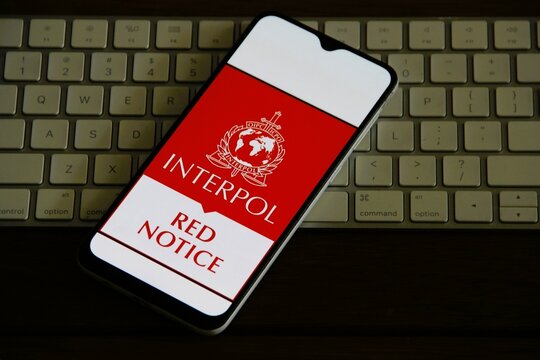 Interpol Red Notice - Um Aviso Vermelho &eacute; uma solicita&ccedil;&atilde;o &agrave;s autoridades no mundo todo para localizar e prender provisoriamente uma pessoa pendente de extradi&ccedil;&atilde;o, entrega ou a&ccedil;&atilde;o legal semelhante. 
