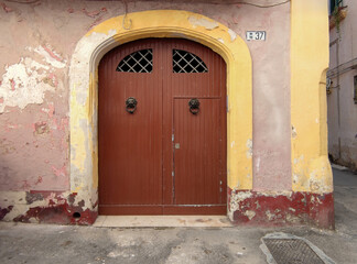 Hausfassade mit Eingangstor, Gallipoli