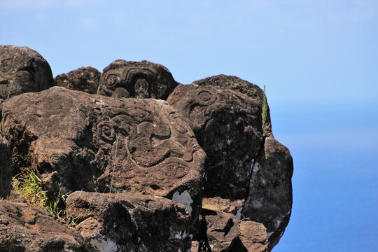 Culto al hombre p&aacute;jaro Tangata Manu, Rocas talladas en centro ceremonial Orongo en Rapa Nui, Isla de Pascua, Chile