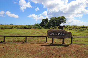 Cartel señalética Ana Te Pahu en Isla de Pascua, Rapa Nui, Chile