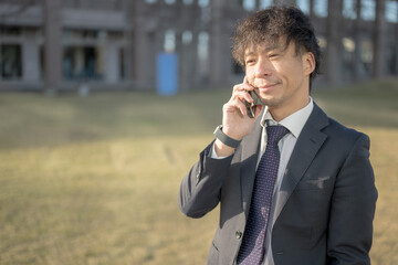 ビジネスマンとスマホ