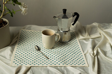 Decoración vintage con cafetera italiana, taza de café y flores