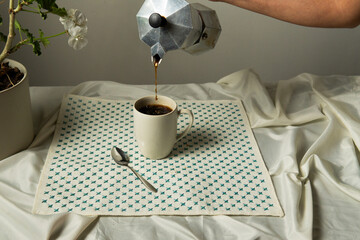 Decoración vintage con cafetera italiana, taza de café y flores