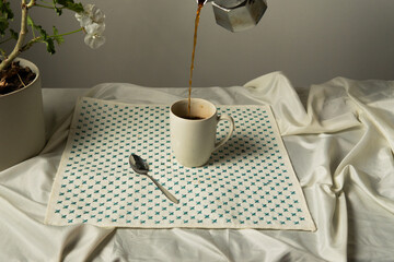 Decoración vintage con cafetera italiana, taza de café y flores