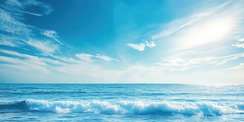 Obraz premium A serene ocean view under a bright sky, conveying tranquility and natural beauty.