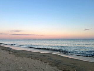 Fototapeta premium 夕焼け空と海岸の風景