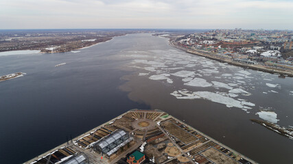 Obraz premium Large body of water with a city in the background