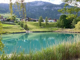 Fototapeta premium Lake Lungern or Natural reservoir Lungerersee - Canton of Obwald, Switzerland (Naturstausee Lungernsee oder Lungerensee - Kanton Obwald, Schweiz)