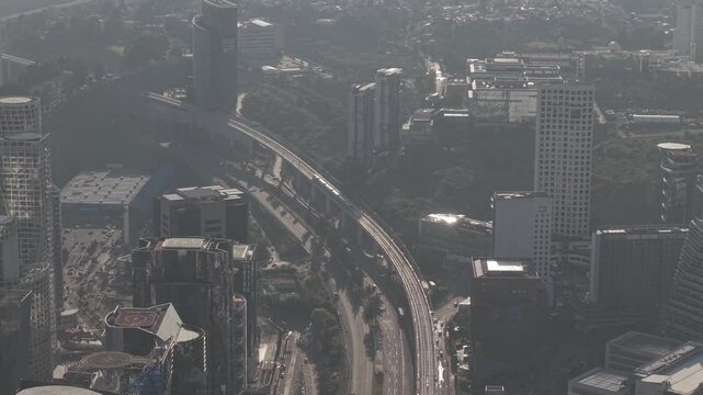 Vista a&eacute;rea de la zona de Santa Fe, en la ciudad de M&eacute;xico con vista sobre el tren Interurbano M&eacute;xico- Toluca con cielos despejados