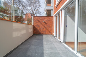 patio interno con areas verdes dentro de departamento 