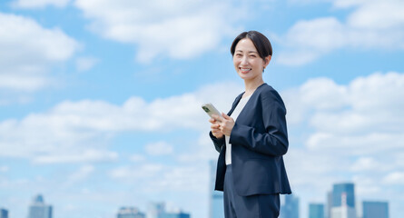 ビジネス女性・青空