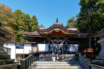 快晴の福島県白河市南湖神社の拝殿