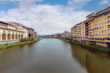Obraz premium View of the Arno River and historic architecture in the heart of Florence on a clear day