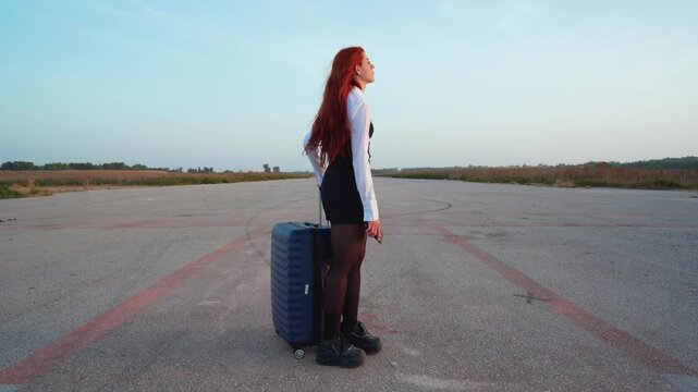 Mujer viajera se detiene y consulta el mapa online para orientarse y continua su comino.