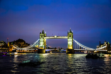 Obraz premium ライトアップされた塔橋