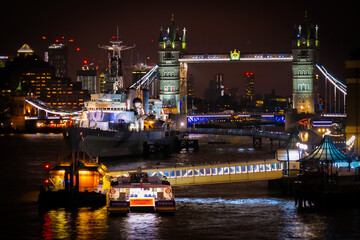 テムズ川の夜景とタワーブリッジ