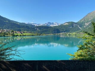 Obraz premium Lake Lungern or Natural reservoir Lungerersee - Canton of Obwald, Switzerland (Naturstausee Lungernsee oder Lungerensee - Kanton Obwald, Schweiz)