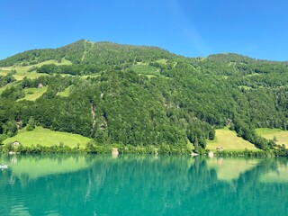 Obraz premium Lake Lungern or Natural reservoir Lungerersee - Canton of Obwald, Switzerland (Naturstausee Lungernsee oder Lungerensee - Kanton Obwald, Schweiz)
