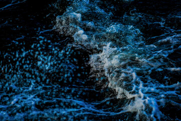 荒々しい海の白波