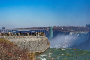 観光客と滝の展望台