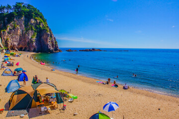 断崖の海岸とテント