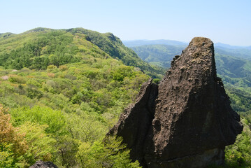稚児岩から望む福島の霊山と天狗岩