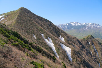 北側稜線から望む山形市の雁戸山と蔵王山